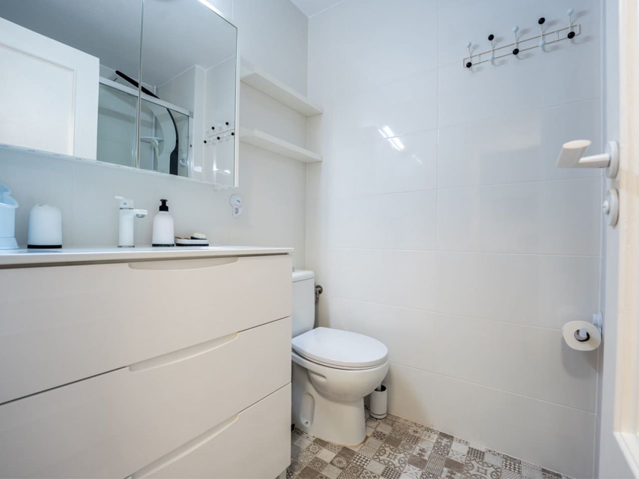 2 bedroom Apartment for sale in Torrevieja with pool - € 180,000 (Ref: 9608318)