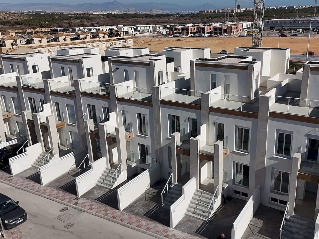 2 soveværelse Byhus til salg i Gran Alacant med swimmingpool - € 306.000 (Ref: 9758907)