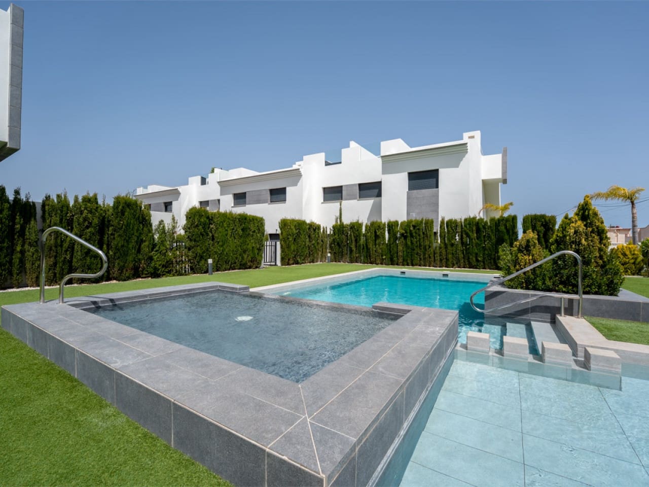 Apartamento de 2 habitaciones en Torrevieja en venta con piscina garaje - 319.900 € (Ref: 9778386)