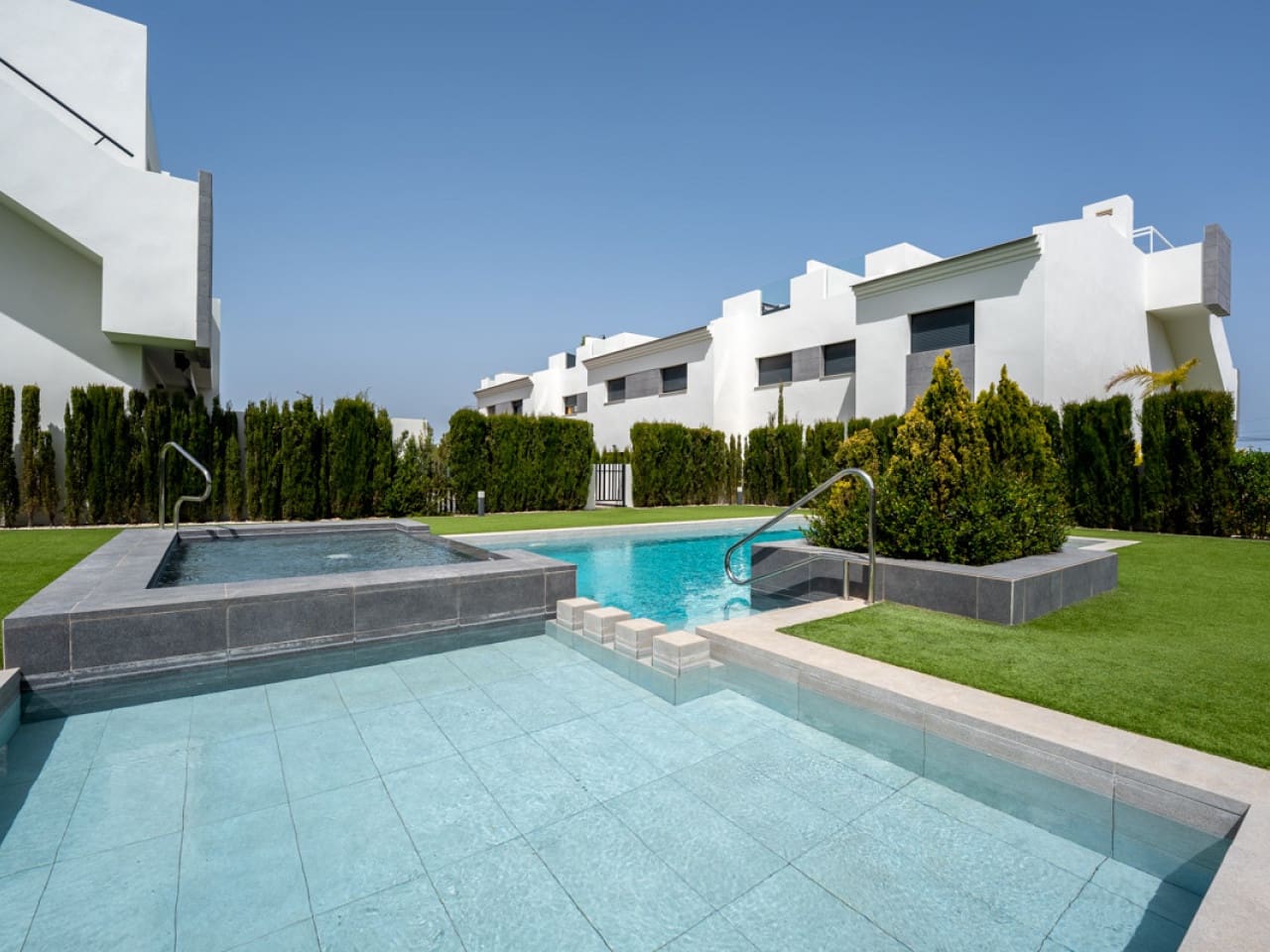 Apartamento de 2 habitaciones en Torrevieja en venta con piscina garaje - 319.900 € (Ref: 9778386)