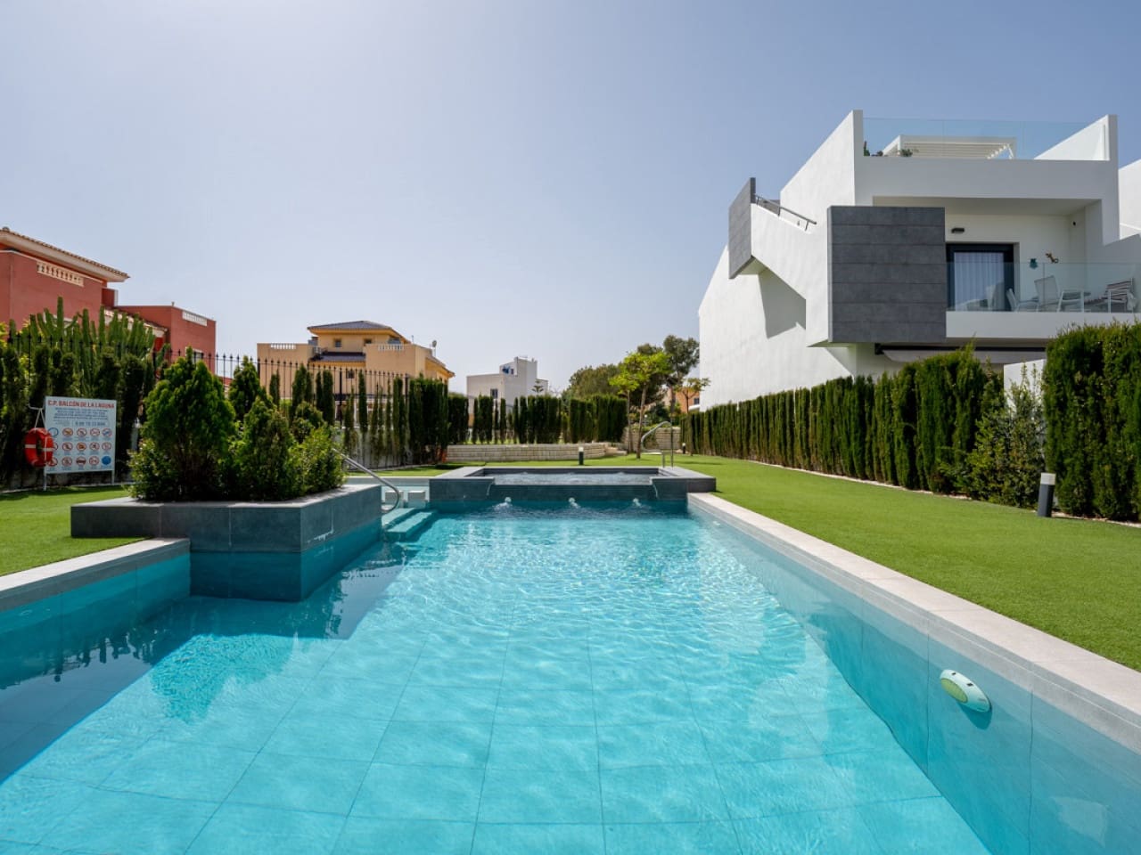 Apartamento de 2 habitaciones en Torrevieja en venta con piscina garaje - 319.900 € (Ref: 9778386)