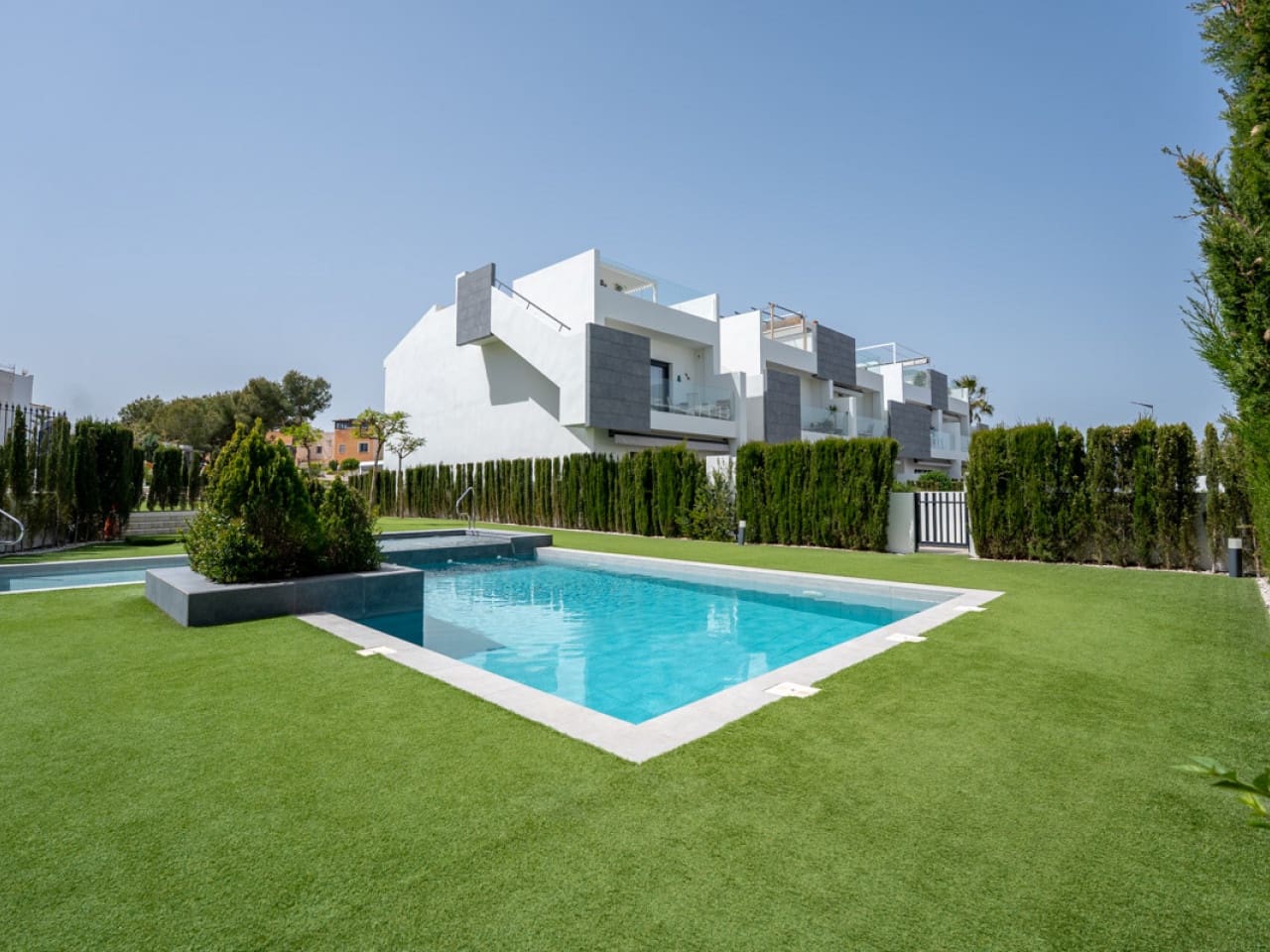 Apartamento de 2 habitaciones en Torrevieja en venta con piscina garaje - 319.900 € (Ref: 9778386)