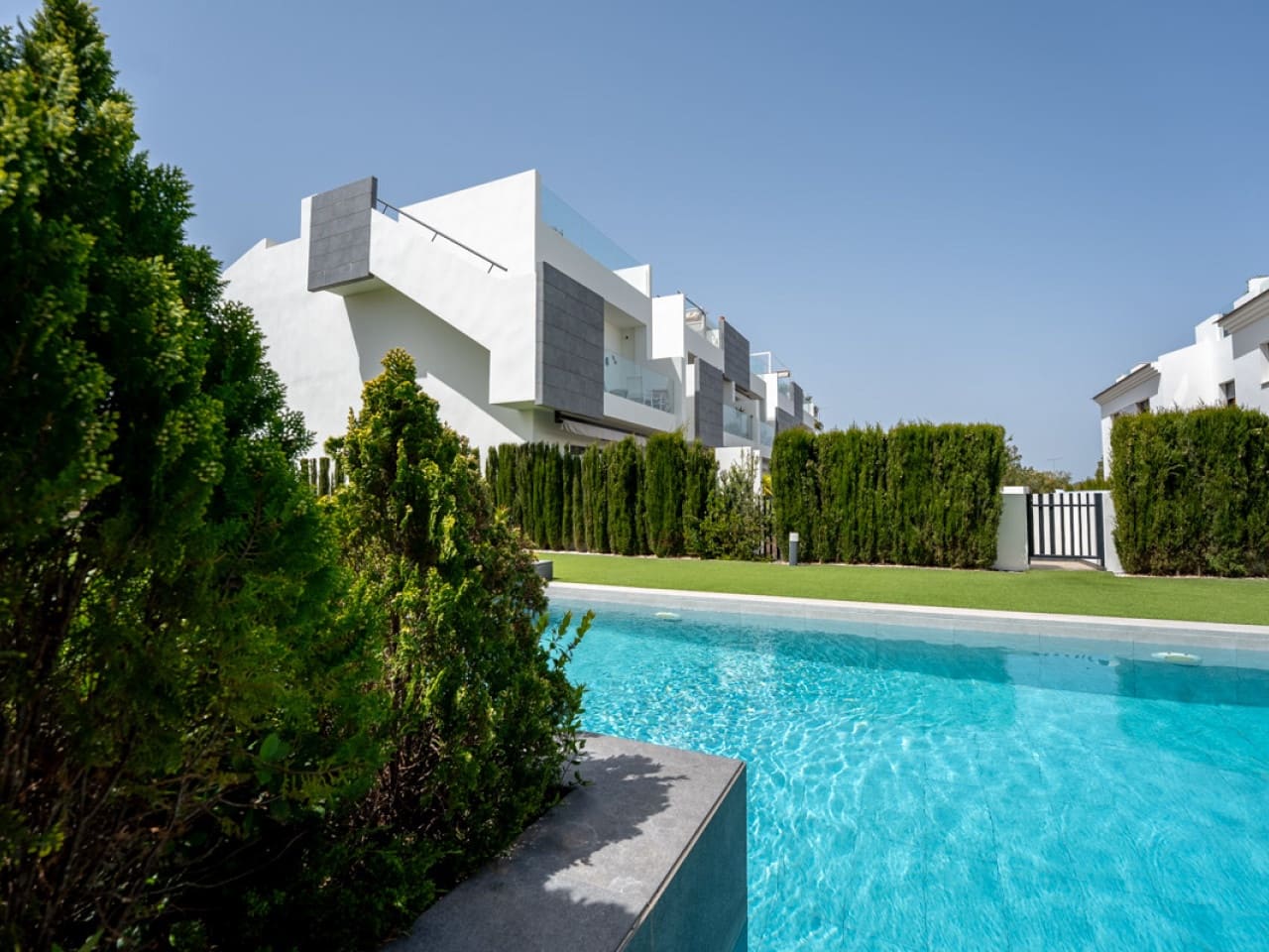 Apartamento de 2 habitaciones en Torrevieja en venta con piscina garaje - 319.900 € (Ref: 9778386)