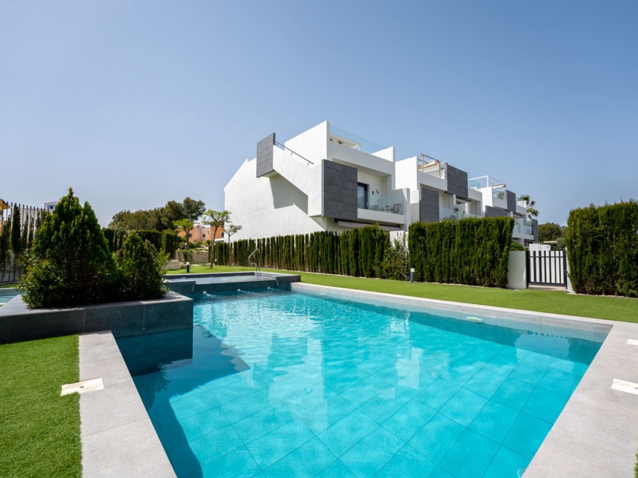 Apartamento de 2 habitaciones en Torrevieja en venta con piscina garaje - 319.900 € (Ref: 9778386)