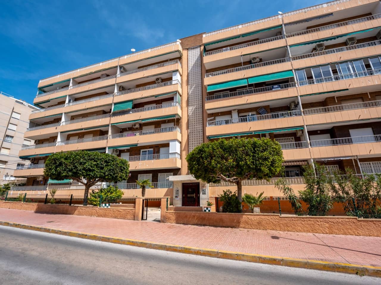 2 bedroom Apartment for sale in Torrevieja with pool - € 249,000 (Ref: 9831964)