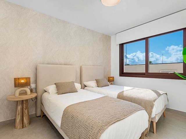 Chalet de 4 habitaciones en Mil Palmeras, Pilar de la Horadada en venta con piscina garaje - 729.900 € (Ref: 9892672)