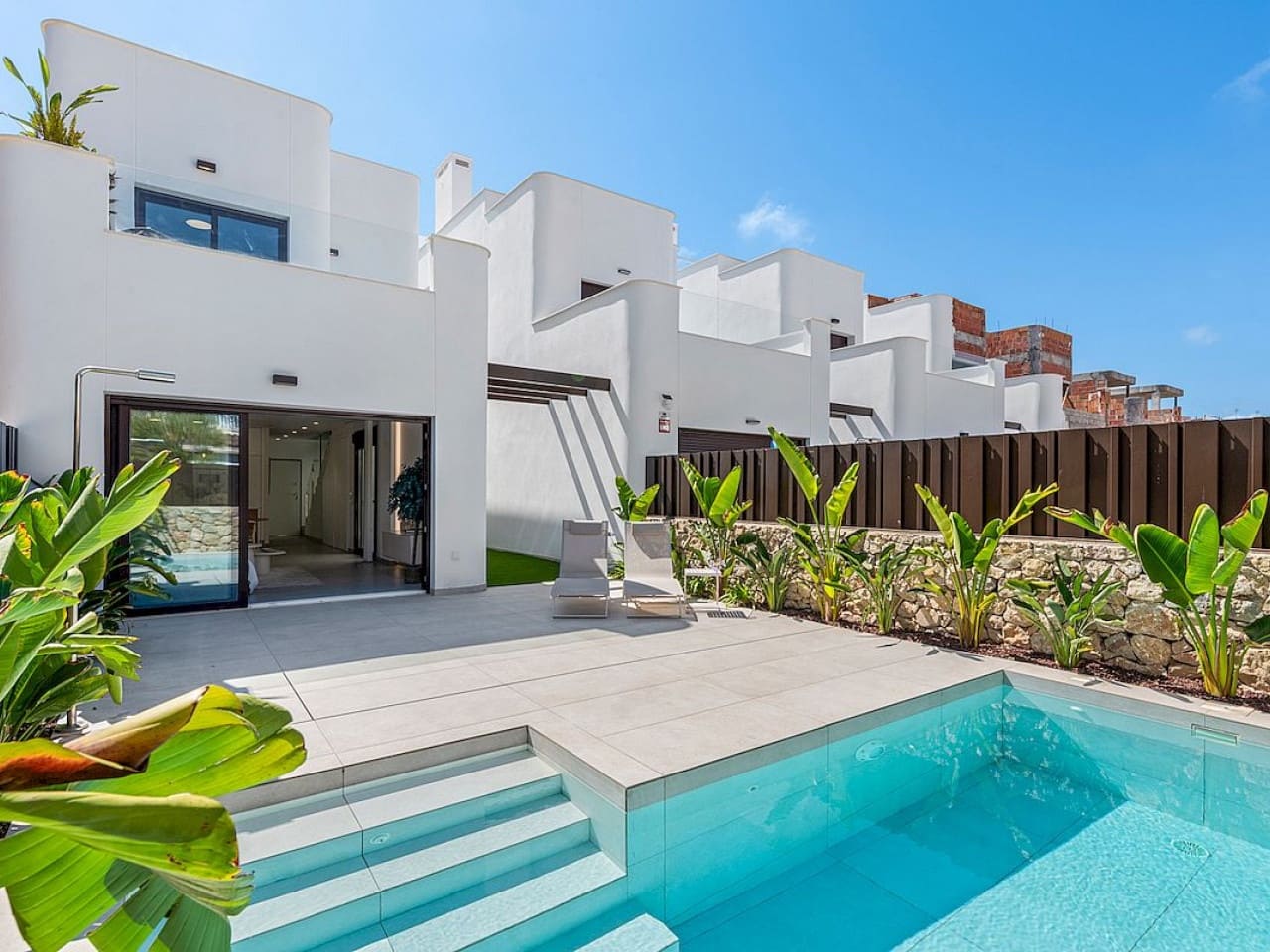 Chalet de 4 habitaciones en Pilar de la Horadada en venta con piscina garaje - 729.900 € (Ref: 9892672)