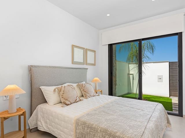 Chalet de 3 habitaciones en Los Alcázares en venta con piscina - 1.000.000 € (Ref: 9892673)