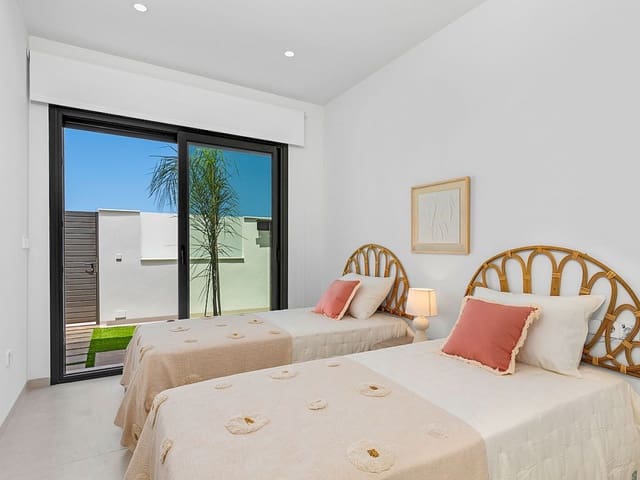 Chalet de 3 habitaciones en Los Alcázares en venta con piscina - 1.000.000 € (Ref: 9892673)