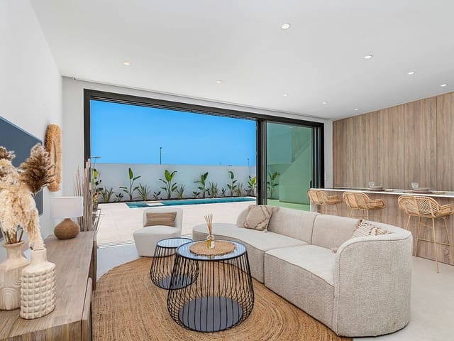 Chalet de 3 habitaciones en Los Alcázares en venta con piscina - 1.000.000 € (Ref: 9892673)