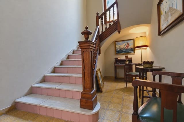 8 slaapkamer Villa te koop in Torredembarra met garage - € 800.000 (Ref: 10090050)