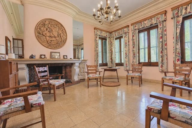 8 slaapkamer Villa te koop in Torredembarra met garage - € 800.000 (Ref: 10090050)