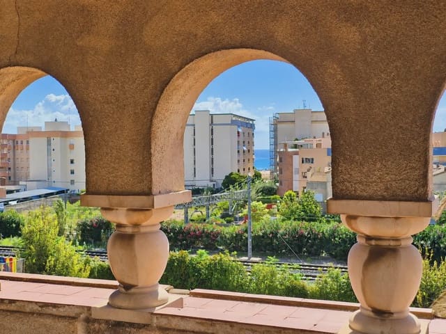 8 slaapkamer Villa te koop in Torredembarra met garage - € 800.000 (Ref: 10090050)