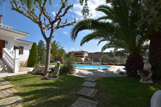 4 bedroom Villa for sale in Tarragona city with pool garage - € 775,000 (Ref: 4798895)