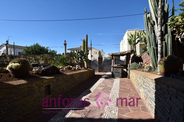 5 bedroom Townhouse for sale in Roda de Barà with garage - € 410,000 (Ref: 8573643)