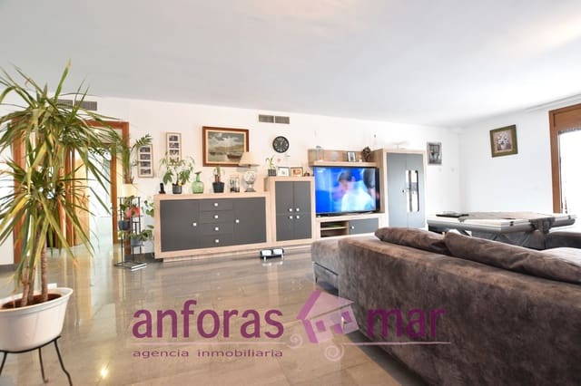 4 soverom Villa til salgs i Torredembarra med svømmebasseng garasje - € 750 000 (Ref: 8873855)
