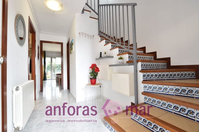 4 bedroom Townhouse for sale in Torredembarra - € 290,000 (Ref: 9283517)