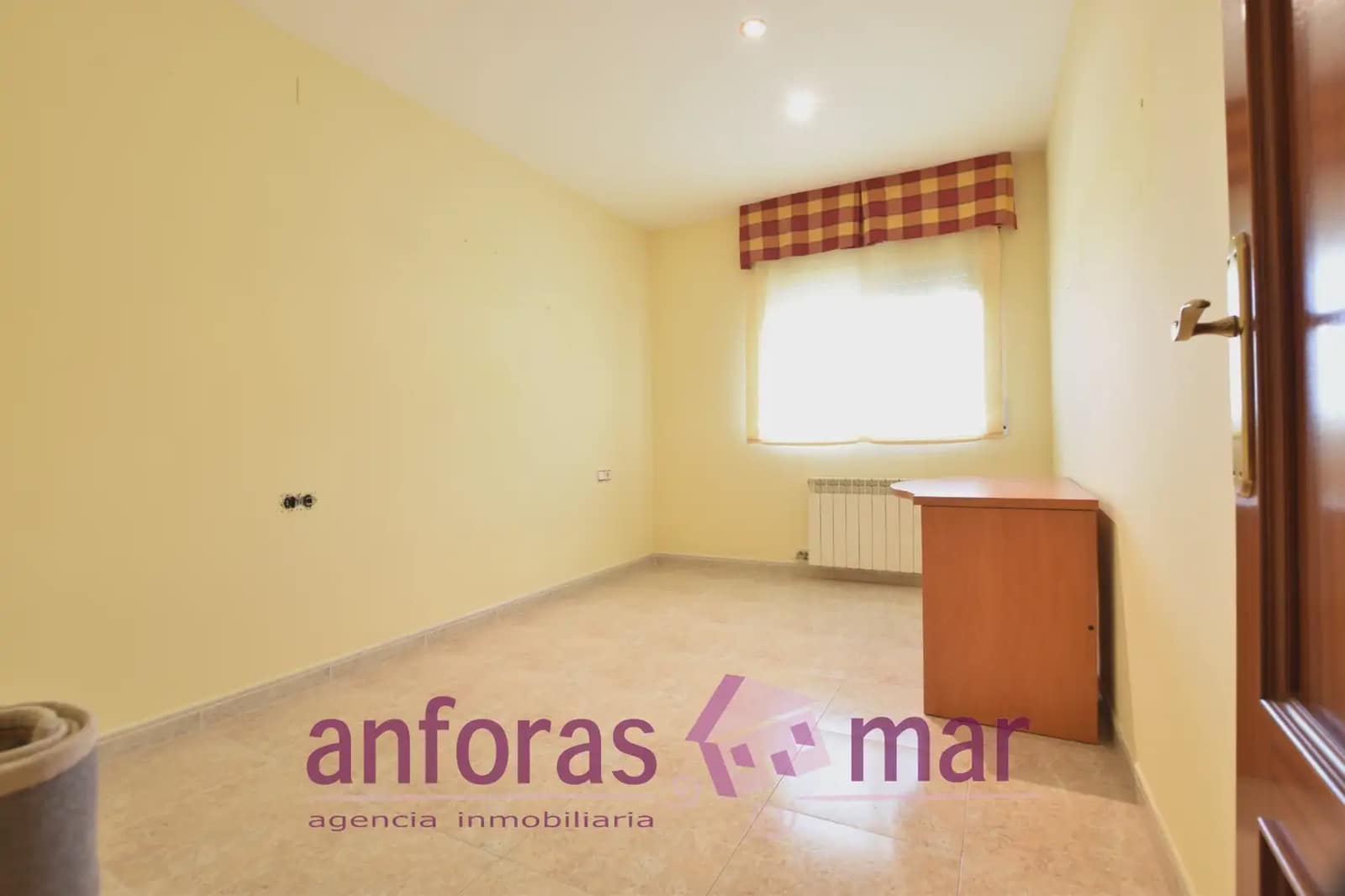 6 bedroom Semi-detached Villa for rent in Creixell with garage - € 1,148 (Ref: 9889126)