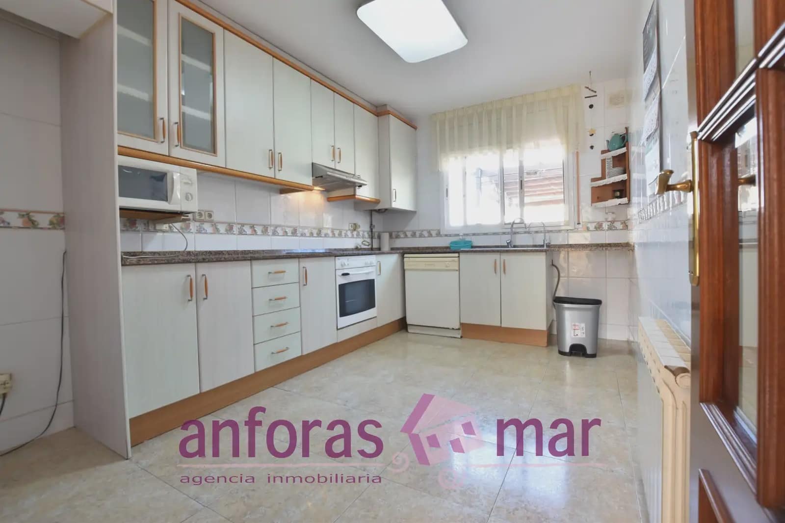 6 bedroom Semi-detached Villa for rent in Creixell with garage - € 1,148 (Ref: 9889126)