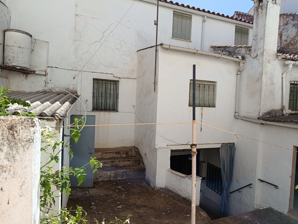 6 bedroom Townhouse for sale in Luque with garage - € 79,000 (Ref: 10017513)