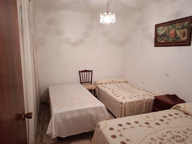 6 bedroom Townhouse for sale in Luque with garage - € 79,000 (Ref: 10017513)