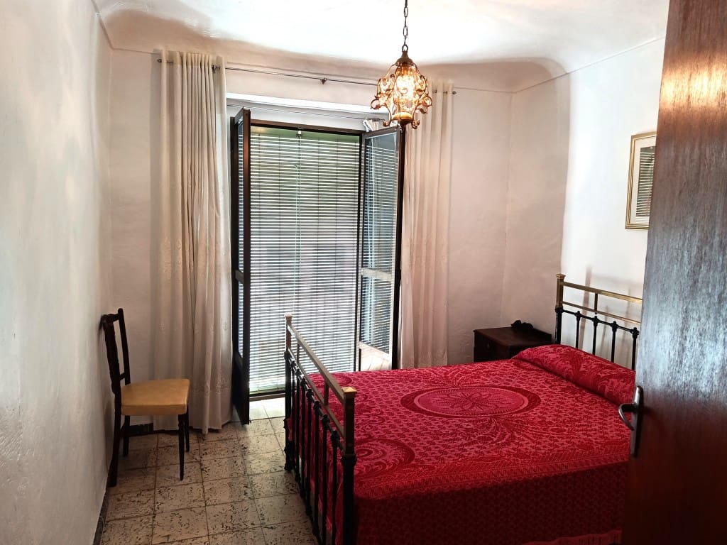 6 bedroom Townhouse for sale in Luque with garage - € 79,000 (Ref: 10017513)
