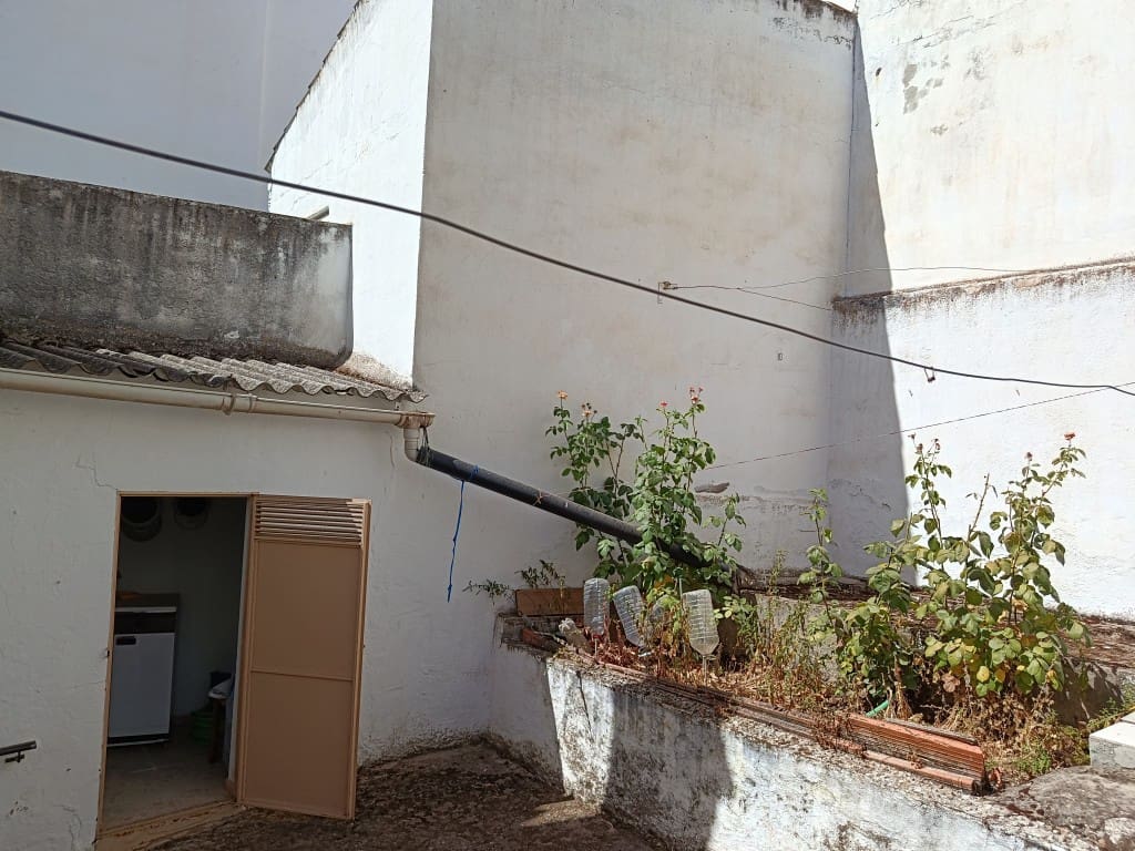 6 bedroom Townhouse for sale in Luque with garage - € 79,000 (Ref: 10017513)