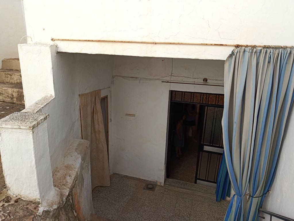 6 bedroom Townhouse for sale in Luque with garage - € 79,000 (Ref: 10017513)