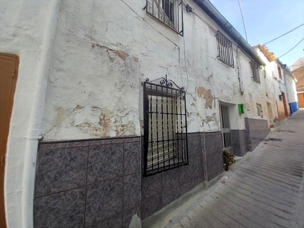 4 slaapkamer Huis te koop in Charilla - € 26.000 (Ref: 10021607)