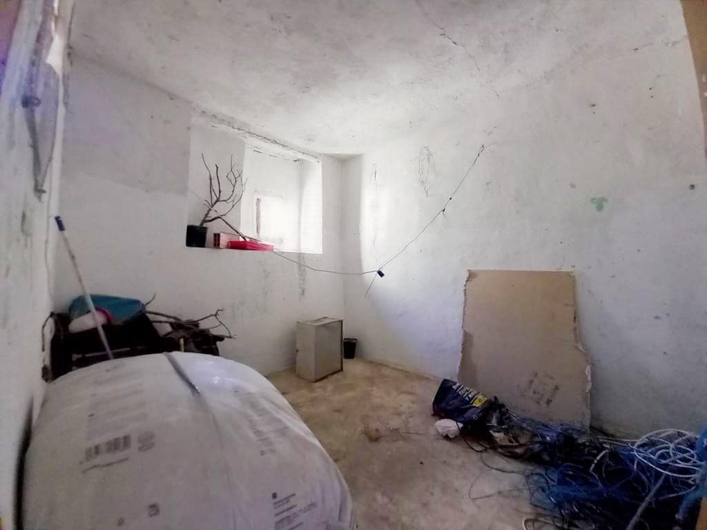 4 slaapkamer Huis te koop in Charilla - € 26.000 (Ref: 10021607)