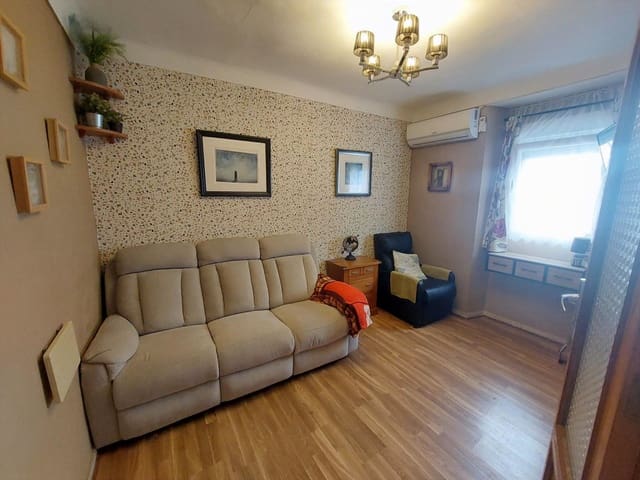 3 makuuhuone Omakotitalo myytävänä paikassa Castillo de Locubín mukana uima-altaan 
autotalli - 64 950 € (Ref: 10027611)