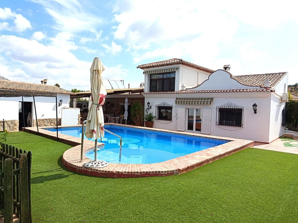 3 soveværelse Villa til salg i Priego de Cordoba med swimmingpool - € 259.000 (Ref: 10028140)