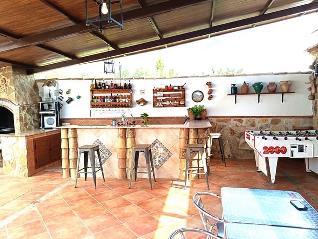 3 soveværelse Villa til salg i Priego de Córdoba med swimmingpool - € 259.000 (Ref: 10028140)
