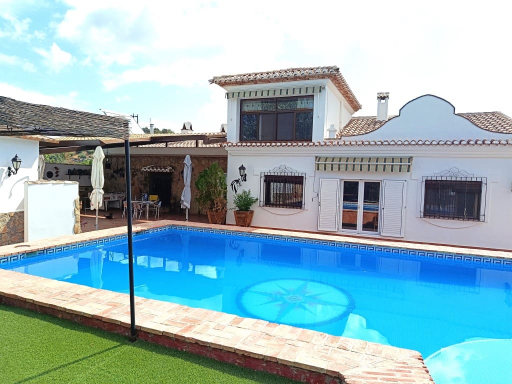 3 soveværelse Villa til salg i Priego de Cordoba med swimmingpool - € 259.000 (Ref: 10028140)