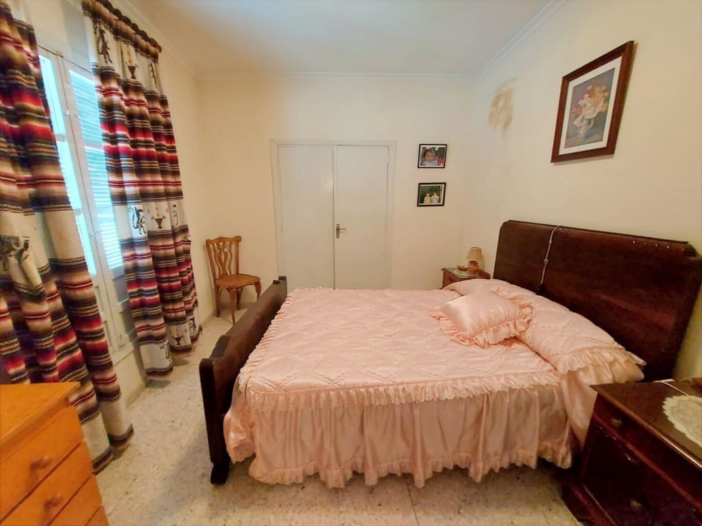 8 soverom Hus til salgs i Luque med svømmebasseng - € 99 000 (Ref: 10030141)