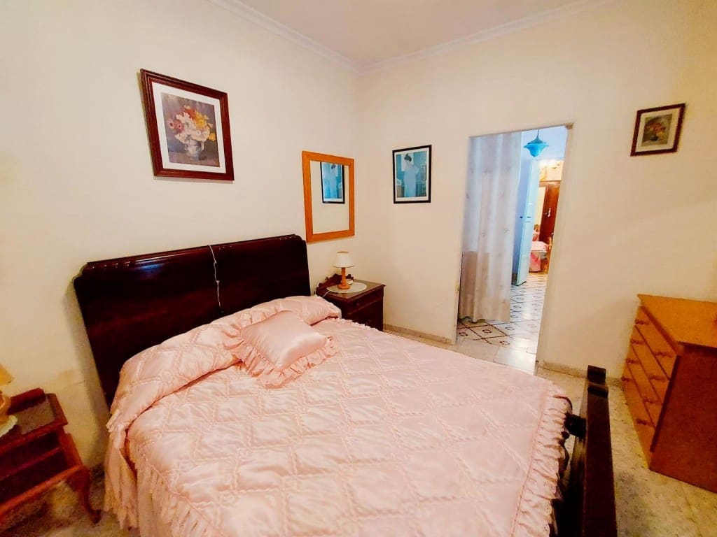 8 soverom Hus til salgs i Luque med svømmebasseng - € 99 000 (Ref: 10030141)