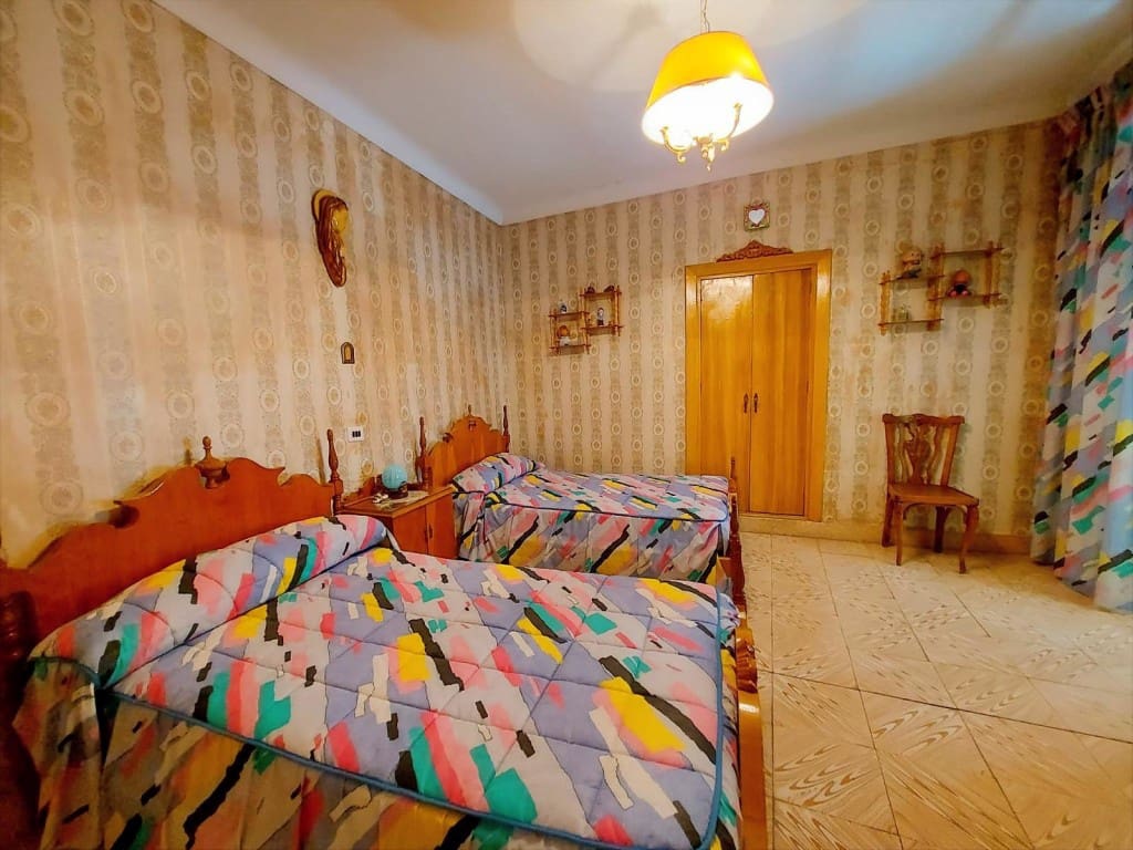 8 soverom Hus til salgs i Luque med svømmebasseng - € 99 000 (Ref: 10030141)