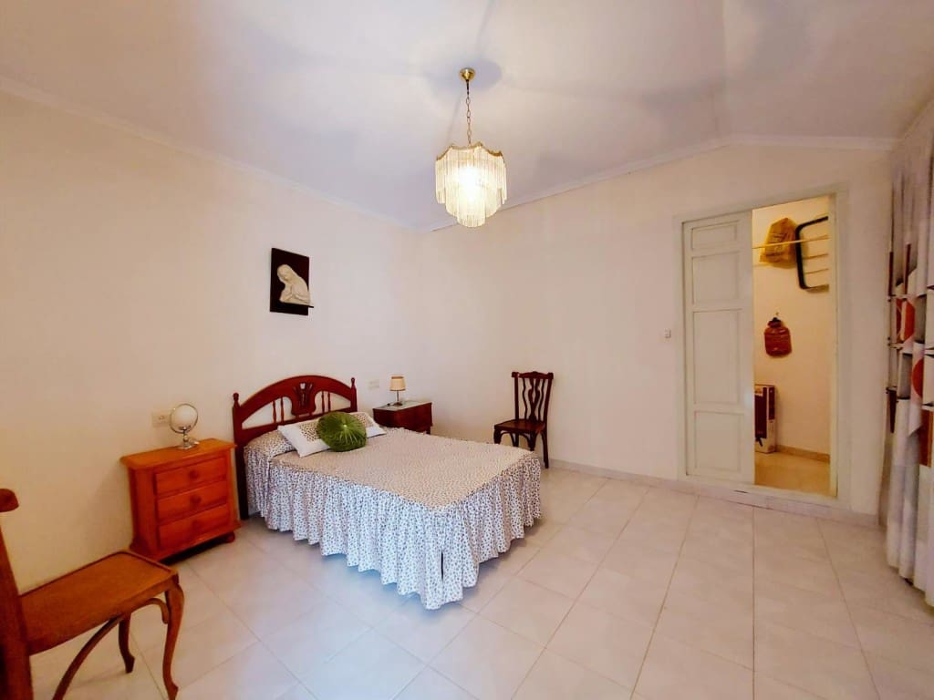 8 soverom Hus til salgs i Luque med svømmebasseng - € 99 000 (Ref: 10030141)