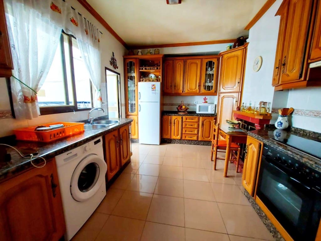 8 soverom Hus til salgs i Luque med svømmebasseng - € 99 000 (Ref: 10030141)