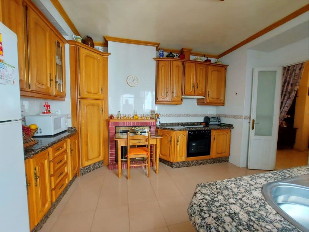 8 soverom Hus til salgs i Luque med svømmebasseng - € 99 000 (Ref: 10030141)