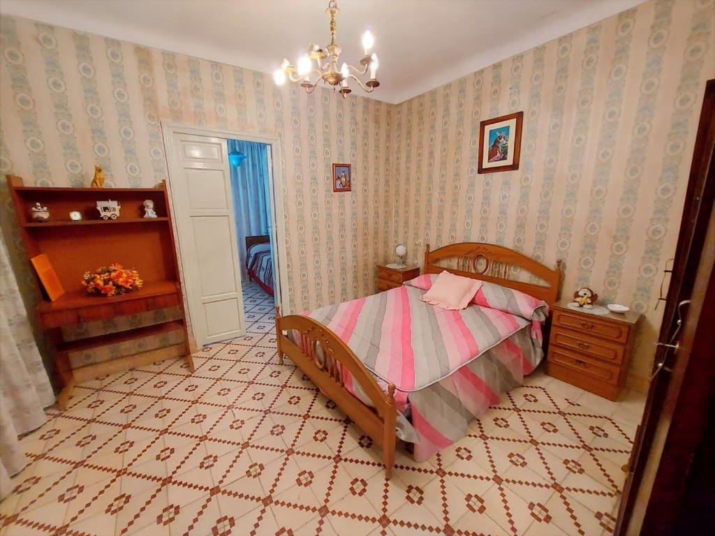 8 soverom Hus til salgs i Luque med svømmebasseng - € 99 000 (Ref: 10030141)
