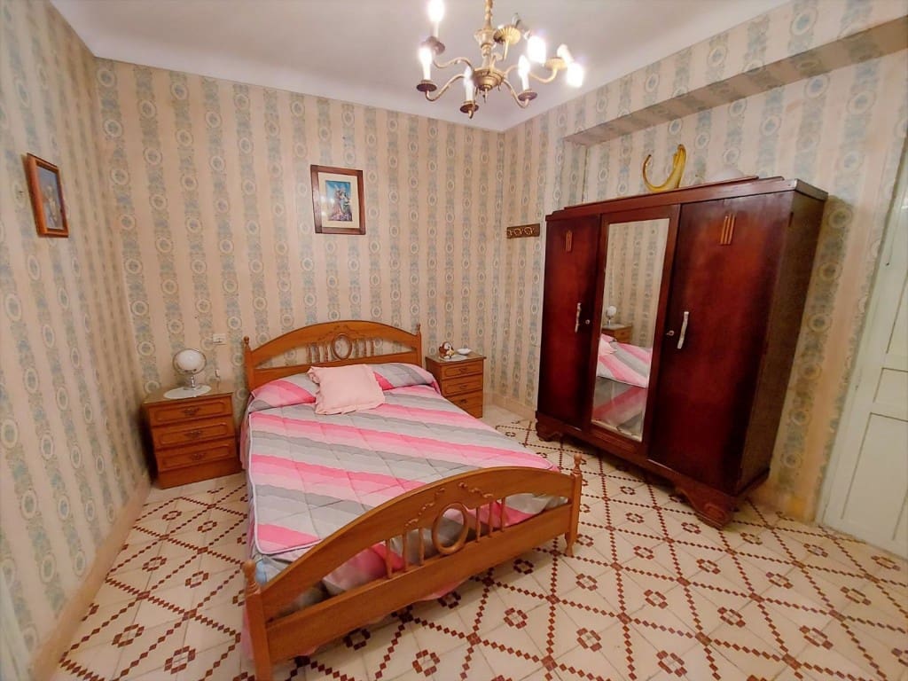 8 soverom Hus til salgs i Luque med svømmebasseng - € 99 000 (Ref: 10030141)