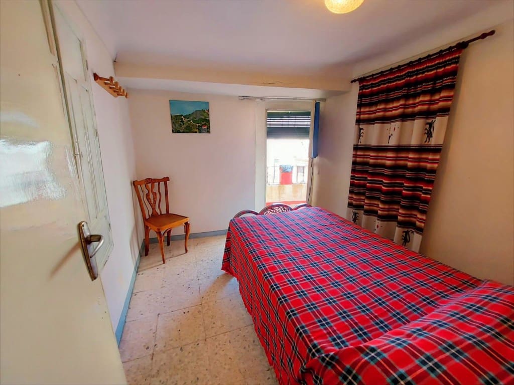 8 soverom Hus til salgs i Luque med svømmebasseng - € 99 000 (Ref: 10030141)