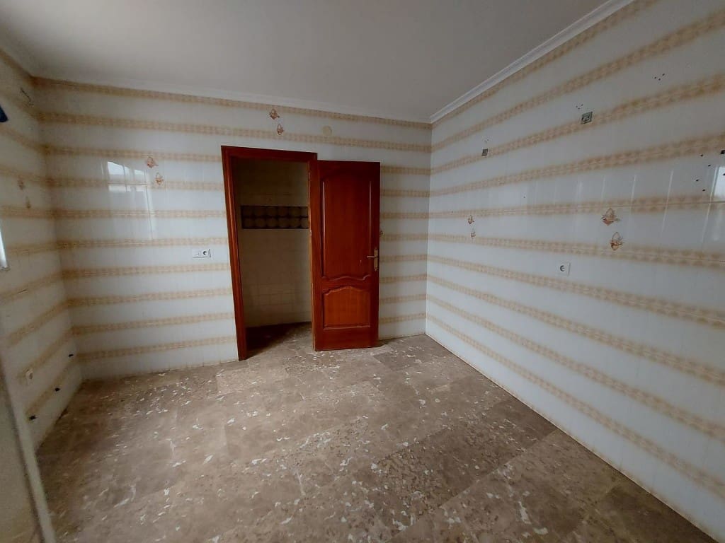 Apartment for sale in Luque with garage - € 99,000 (Ref: 10034976)