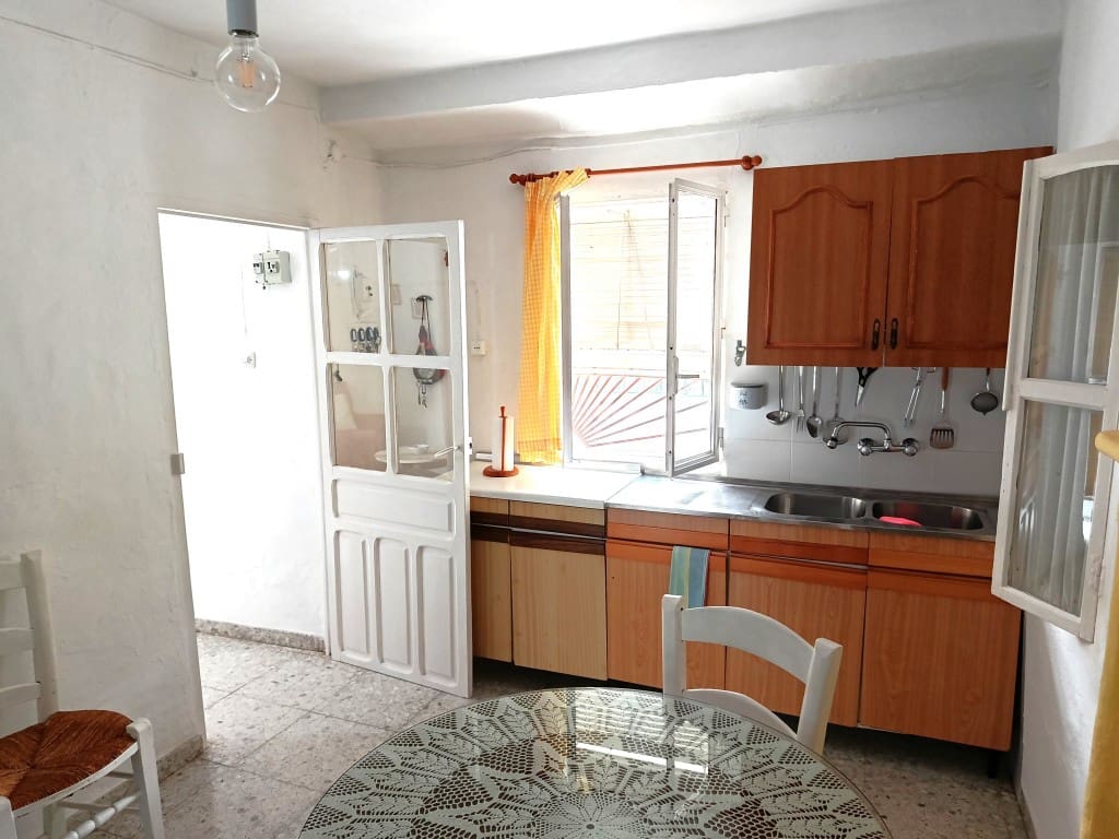 5 slaapkamer Huis te koop in Almedinilla met garage - € 93.000 (Ref: 10038343)