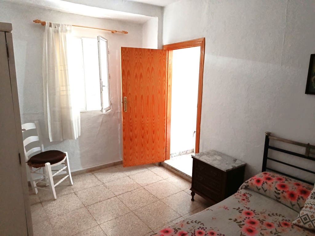 5 slaapkamer Huis te koop in Almedinilla met garage - € 93.000 (Ref: 10038343)