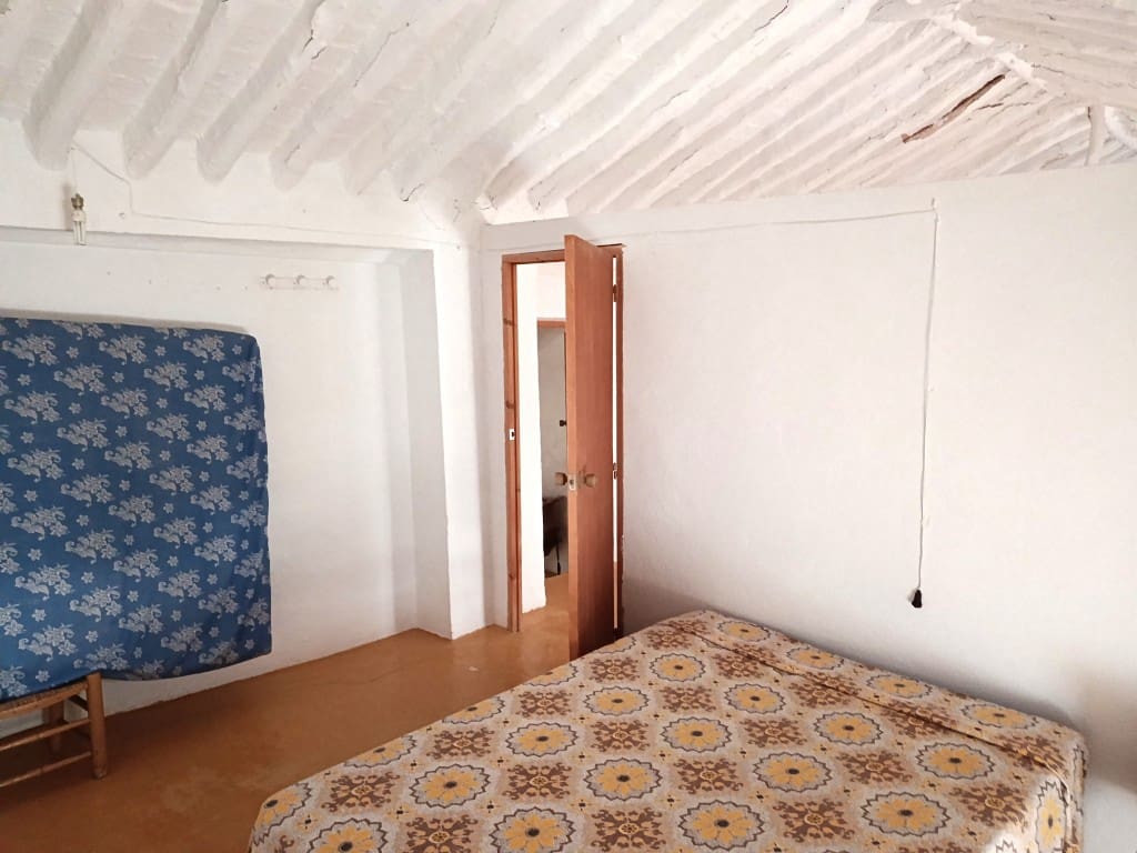 5 slaapkamer Huis te koop in Almedinilla met garage - € 93.000 (Ref: 10038343)