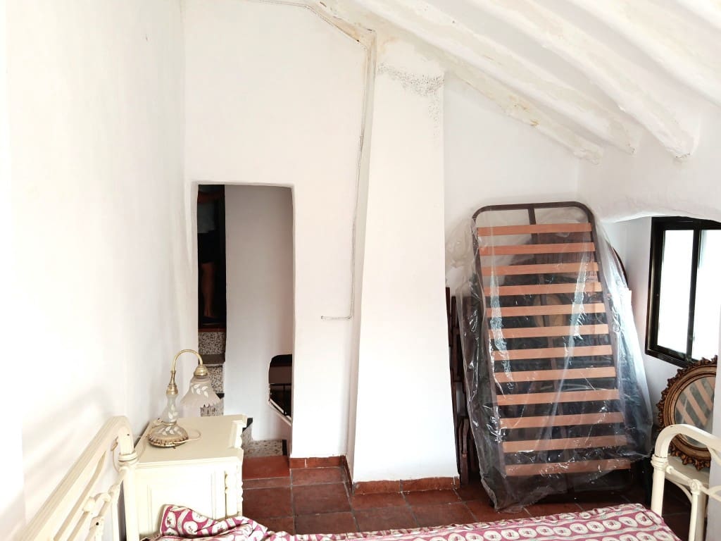 6 bedroom Townhouse for sale in Luque - € 69,000 (Ref: 10049214)