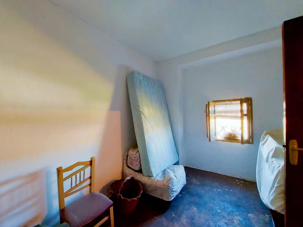 4 soveværelse Byhus til salg i Noguerones med swimmingpool - € 60.000 (Ref: 10162373)