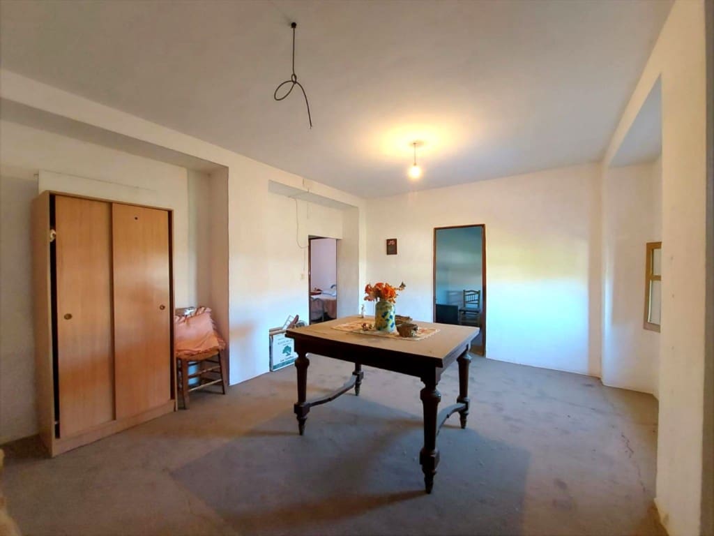 4 soveværelse Byhus til salg i Noguerones med swimmingpool - € 60.000 (Ref: 10162373)